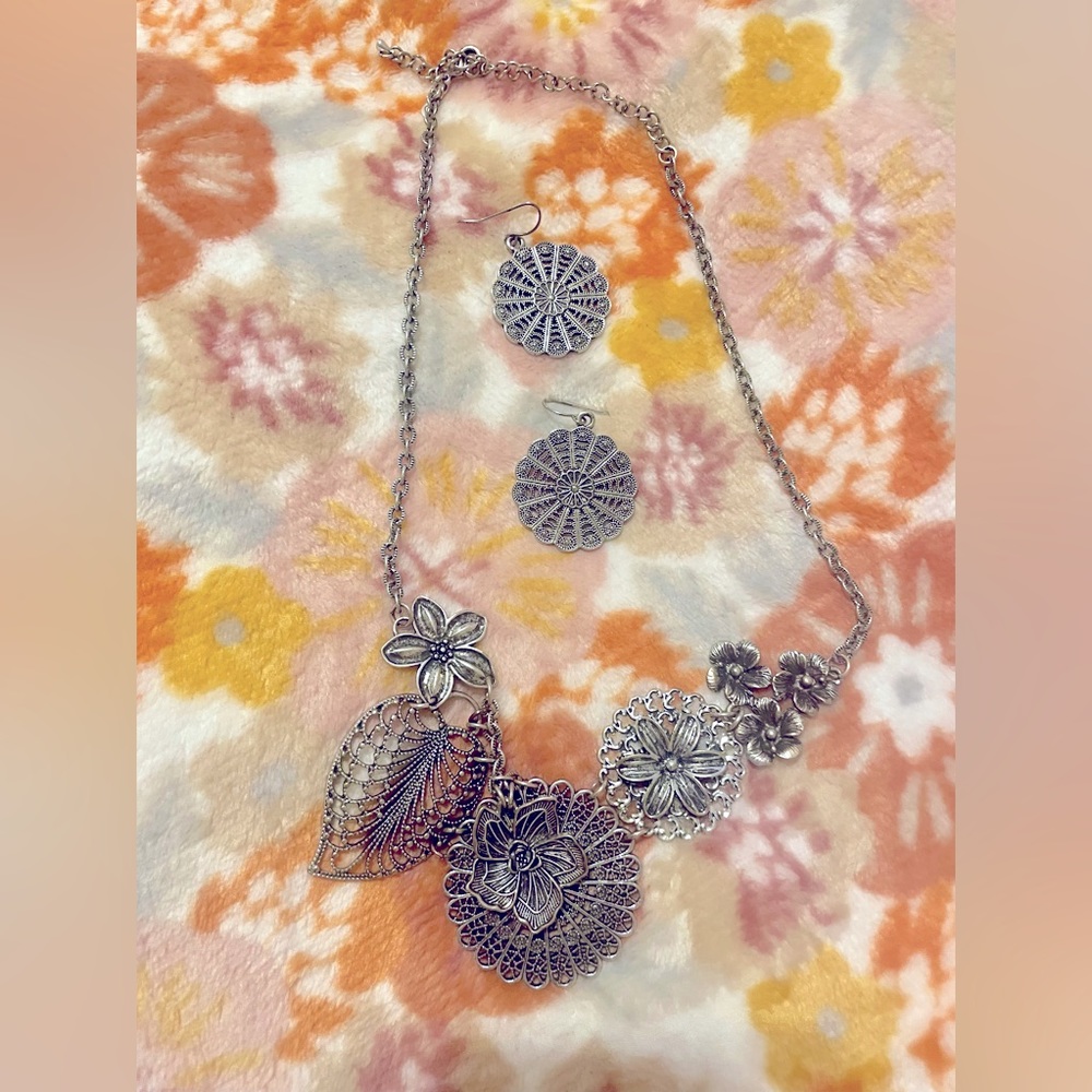 Premier Designs necklace and earrings set.